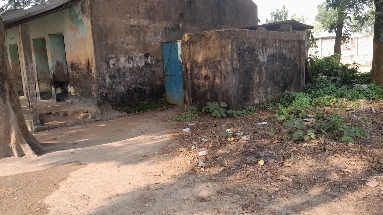 ভবানীপুর প্রাইমারি স্কুলের ওয়াশব্লকের কাজ করছে ঠিকাদার নিজের খেয়াল খুশি মত , দেখার কেউ নেই