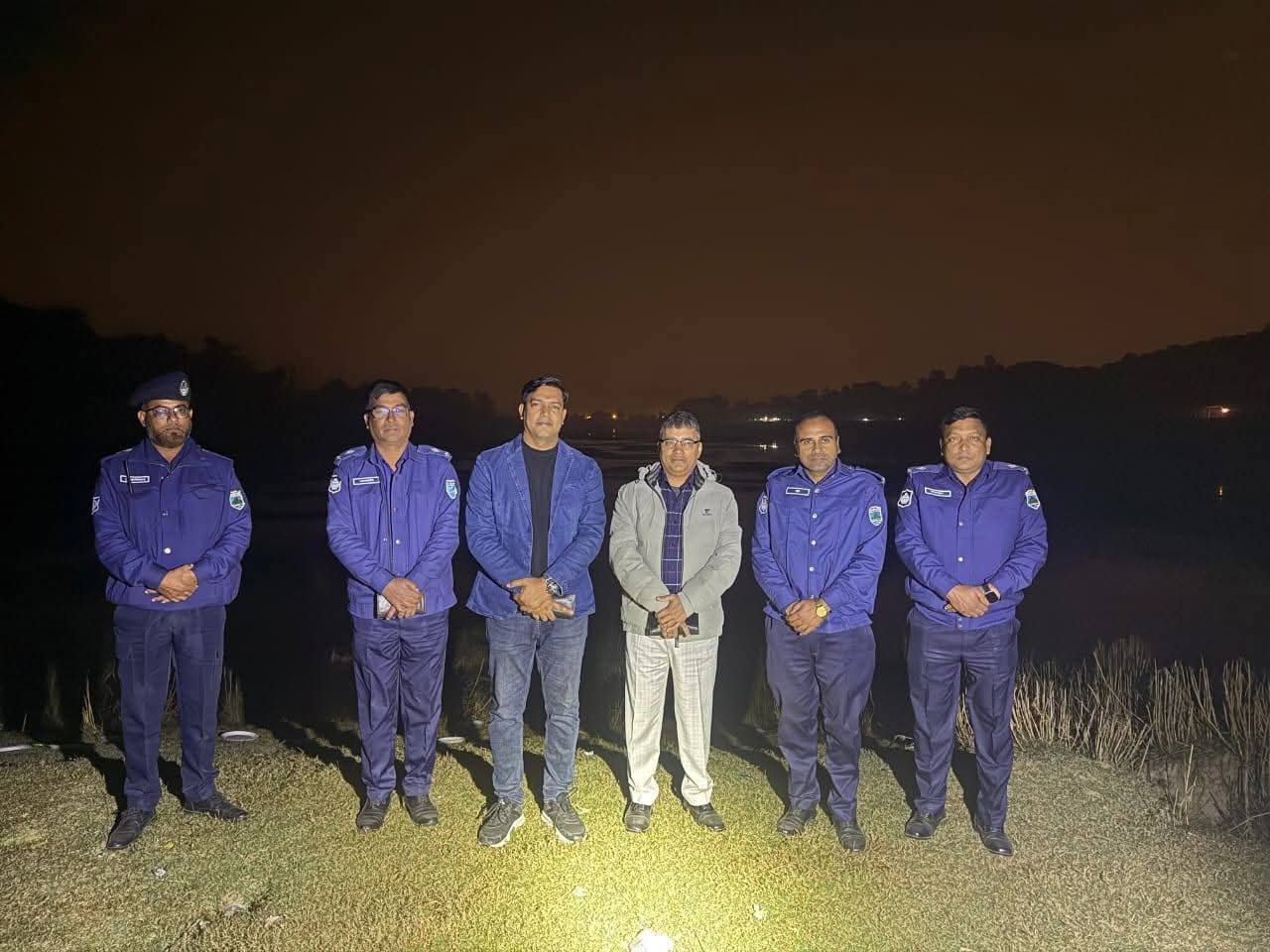 নওগাঁর ঐতিহাসিক আলতাদিঘিতে পুলিশ সুপারের রাত্রীকালীন নিরাপত্তা পরিদর্শন